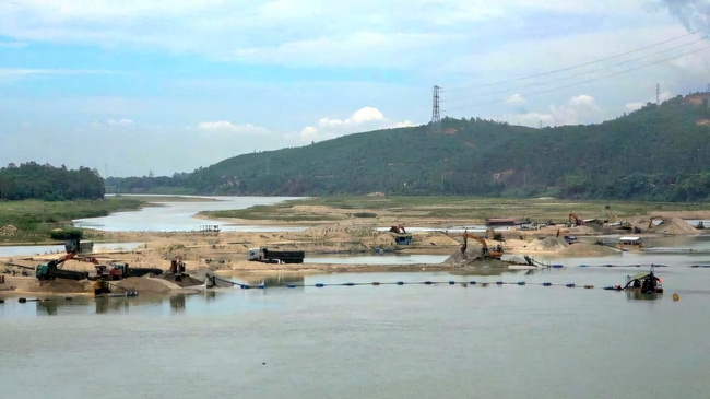 Đề nghị c&ocirc;ng an v&agrave;o cuộc vụ đấu gi&aacute; mỏ c&aacute;t 370 tỷ ở Quảng Nam- Ảnh 1.