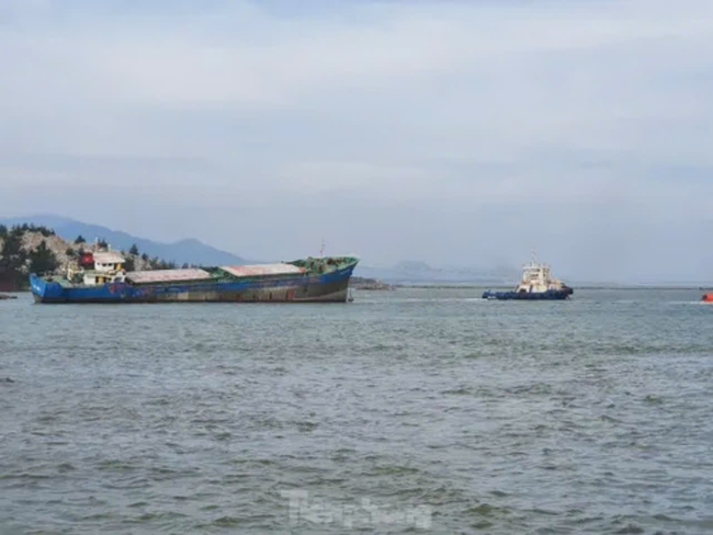 T&agrave;u h&agrave;ng c&ugrave;ng 9 thuyền vi&ecirc;n bị s&oacute;ng biển đ&aacute;nh tr&ocirc;i dạt v&agrave;o b&atilde;i đ&aacute; cảng Dung Quất
- Ảnh 1.