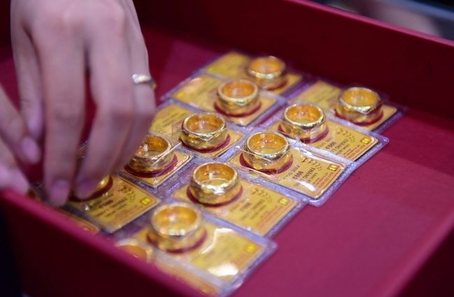 V&agrave;ng nhẫn tiếp tục tăng gi&aacute; mạnh, v&agrave;ng thế giới giảm gi&aacute;- Ảnh 1.