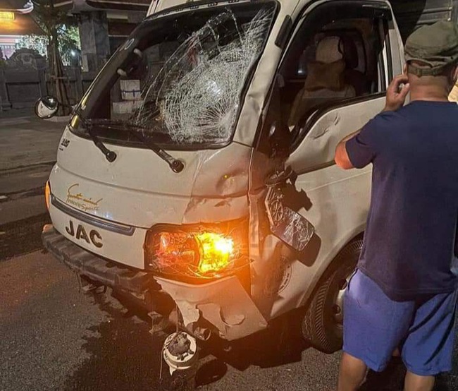 Xe m&aacute;y đ&acirc;m va xe tải trong đ&ecirc;m, 2 thanh ni&ecirc;n nằm bất động tr&ecirc;n đường- Ảnh 2.