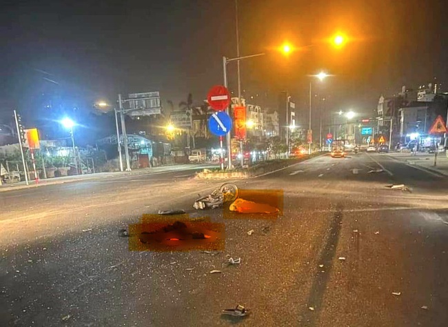 Xe m&aacute;y đ&acirc;m va xe tải trong đ&ecirc;m, 2 thanh ni&ecirc;n nằm bất động tr&ecirc;n đường- Ảnh 1.