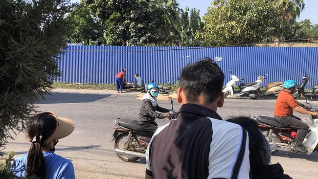 Ng&atilde; xuống đường khi mẹ đ&egrave;o bằng xe m&aacute;y, ch&aacute;u b&eacute; bị xe tải c&aacute;n tử vong- Ảnh 1.