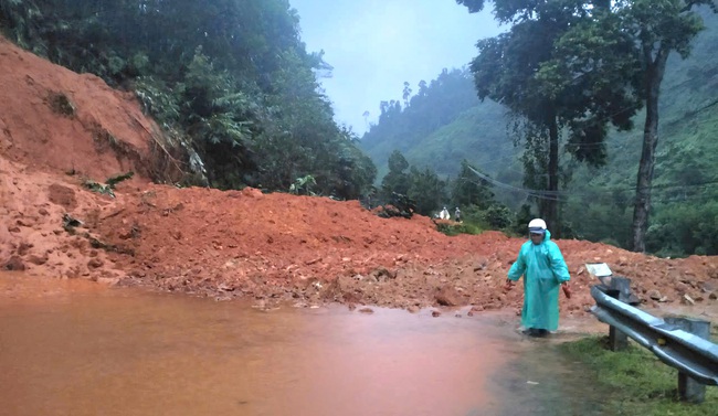 Mưa lớn sạt lở nhiều tuyến đường miền n&uacute;i Quảng Nam, khẩn cấp di dời hơn 500 hộ d&acirc;n- Ảnh 1.