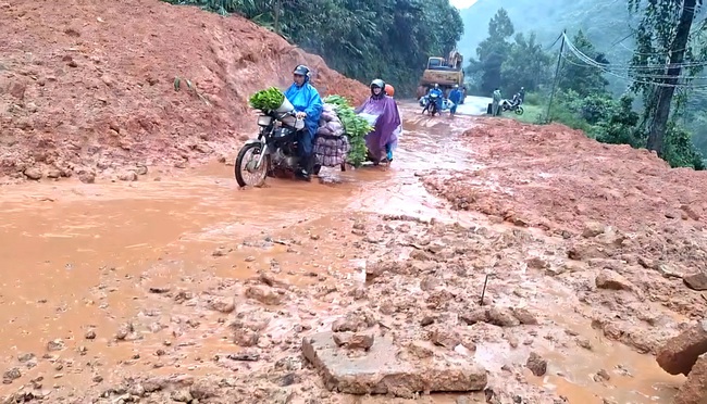 Mưa lớn sạt lở nhiều tuyến đường miền n&uacute;i Quảng Nam, khẩn cấp di dời hơn 500 hộ d&acirc;n- Ảnh 2.