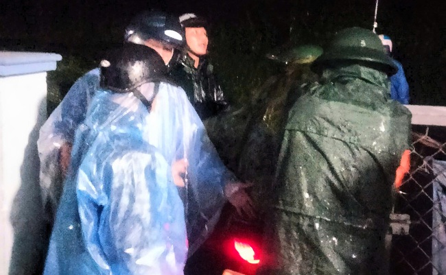 Mưa lớn sạt lở nhiều tuyến đường miền n&uacute;i Quảng Nam, khẩn cấp di dời hơn 500 hộ d&acirc;n- Ảnh 3.