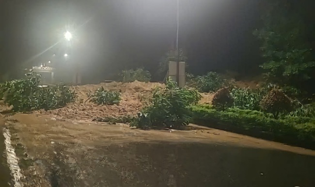 Xuy&ecirc;n đ&ecirc;m khắc phục sạt lở đường Hồ Ch&iacute; Minh qua Quảng Nam- Ảnh 2.