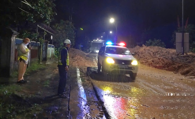 Xuy&ecirc;n đ&ecirc;m khắc phục sạt lở đường Hồ Ch&iacute; Minh qua Quảng Nam- Ảnh 1.