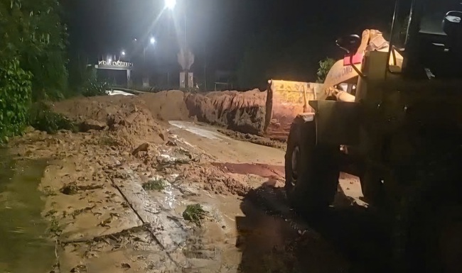 Xuy&ecirc;n đ&ecirc;m khắc phục sạt lở đường Hồ Ch&iacute; Minh qua Quảng Nam- Ảnh 3.