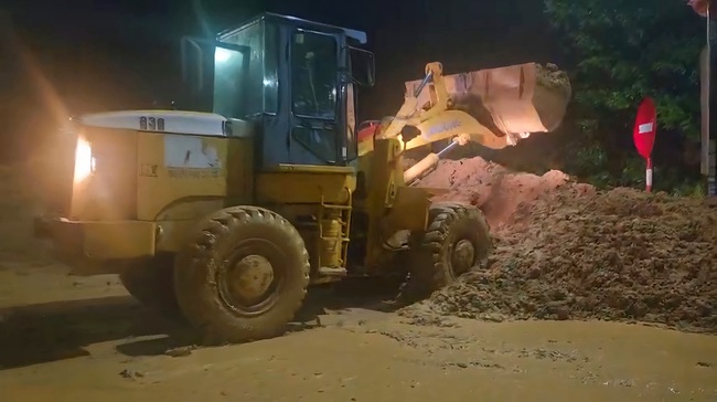 Xuy&ecirc;n đ&ecirc;m khắc phục sạt lở đường Hồ Ch&iacute; Minh qua Quảng Nam- Ảnh 7.