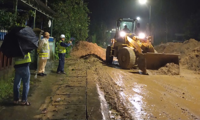 Xuy&ecirc;n đ&ecirc;m khắc phục sạt lở đường Hồ Ch&iacute; Minh qua Quảng Nam- Ảnh 8.