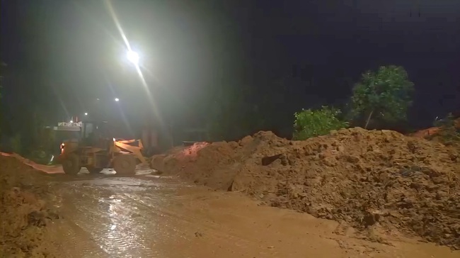 Xuy&ecirc;n đ&ecirc;m khắc phục sạt lở đường Hồ Ch&iacute; Minh qua Quảng Nam- Ảnh 9.