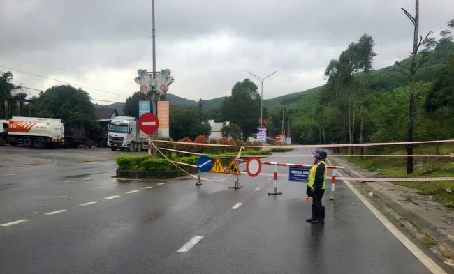 Xuy&ecirc;n đ&ecirc;m khắc phục sạt lở đường Hồ Ch&iacute; Minh qua Quảng Nam- Ảnh 6.