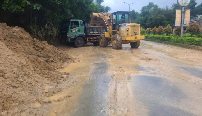 Th&ocirc;ng điểm sạt lở đường Hồ Ch&iacute; Minh qua Quảng Nam- Ảnh 2.