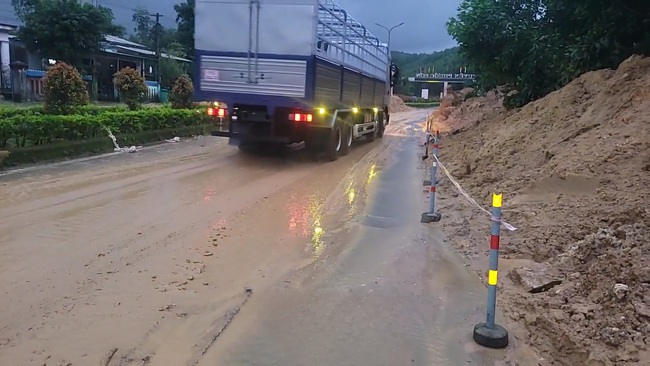 Th&ocirc;ng điểm sạt lở đường Hồ Ch&iacute; Minh qua Quảng Nam- Ảnh 1.