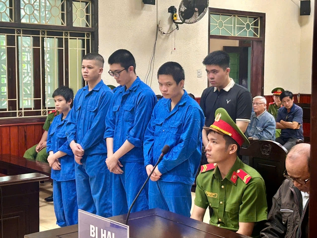Nh&oacute;m người lĩnh &aacute;n v&igrave; đ&aacute;nh người trộm điện thoại đến tử vong- Ảnh 1.