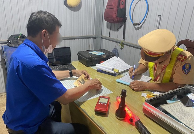 Phạt 7 triệu đồng, tước bằng l&aacute;i 11 th&aacute;ng t&agrave;i xế xe bu&yacute;t vi phạm nồng độ cồn- Ảnh 1.