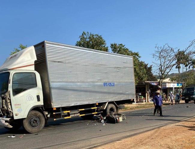 Người đ&agrave;n &ocirc;ng đi xe m&aacute;y tử vong thương t&acirc;m sau va chạm với xe tải- Ảnh 1.
