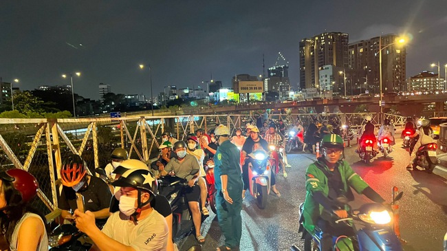 Ch&aacute;y lớn ở quận 8, cảnh s&aacute;t phải d&ugrave;ng ca n&ocirc; chuy&ecirc;n dụng để dập lửa 
- Ảnh 6.