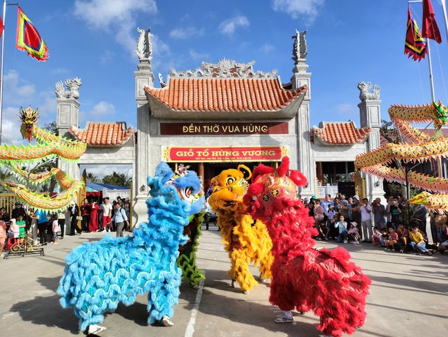 Ng&agrave;n người th&agrave;nh k&iacute;nh d&acirc;ng hương tại đền thờ Vua H&ugrave;ng ở C&agrave; Mau- Ảnh 1.