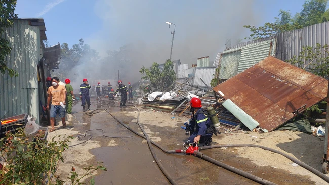 Ch&aacute;y kho h&agrave;ng ở Đ&agrave; Nẵng, kh&oacute;i lửa bao tr&ugrave;m khu d&acirc;n cư- Ảnh 1.