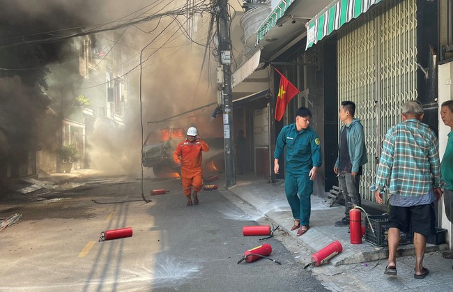 Ch&aacute;y lớn trong khu d&acirc;n cư ở Đ&agrave; Nẵng, chiếc xe ben bị thi&ecirc;u rụi- Ảnh 1.