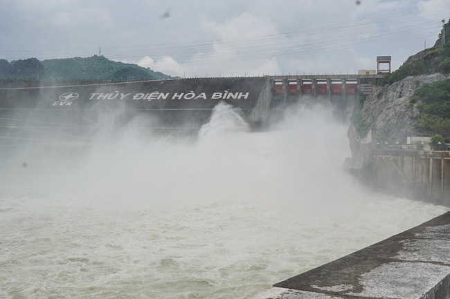 Cận cảnh thủy điện H&ograve;a B&igrave;nh xả lũ- Ảnh 9.