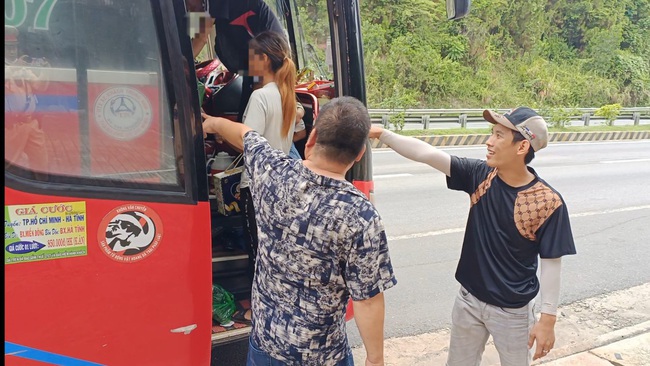 CSGT Đ&agrave; Nẵng hỗ trợ cặp vợ chồng bế con nhỏ đi bộ từ B&igrave;nh Dương về Tuy&ecirc;n Quang- Ảnh 2.