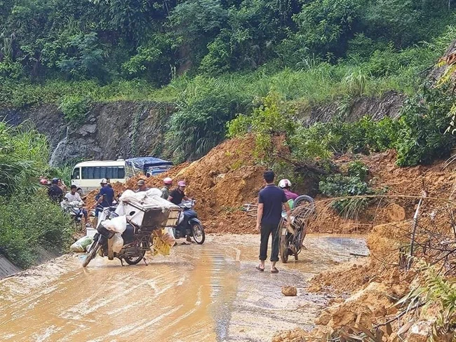 2.000m3 đất đ&aacute; taluy dương tr&ecirc;n QL37 sạt lở, 17 hộ d&acirc;n Y&ecirc;n B&aacute;i bị c&ocirc; lập- Ảnh 3.