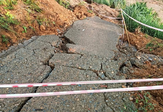 2.000m3 đất đ&aacute; taluy dương tr&ecirc;n QL37 sạt lở, 17 hộ d&acirc;n Y&ecirc;n B&aacute;i bị c&ocirc; lập- Ảnh 1.