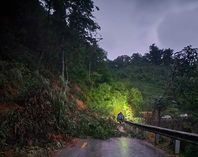 H&agrave; Giang tiếp tục mưa lớn g&acirc;y sạt lở nhiều tuyến đường, một xe b&aacute;n tải bị v&ugrave;i lấp- Ảnh 4.