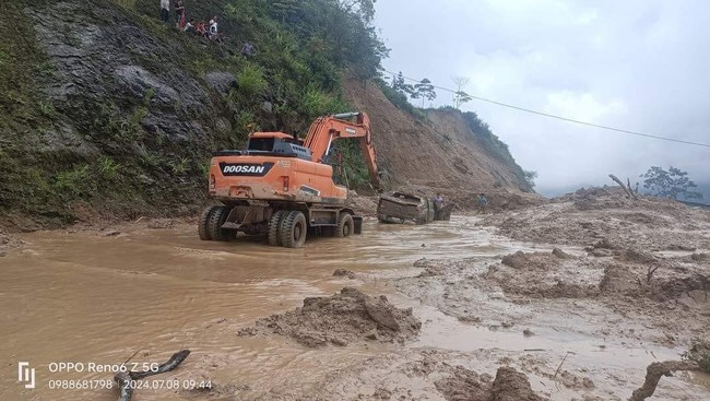 Mưa lớn, sạt lở đất khiến 1 người đi qua tỉnh lộ 177 H&agrave; Giang thiệt mạng- Ảnh 4.