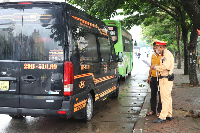 CSGT H&agrave; Nội ra qu&acirc;n, hơn 9.500 xe chở kh&aacute;ch bị xử phạt trong hơn 6 th&aacute;ng- Ảnh 1.