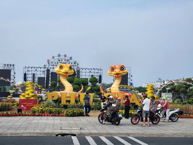 Linh vật rắn miền T&acirc;y: Mỗi nơi mỗi vẻ, từ dễ thương đến uy nghi&ecirc;m- Ảnh 6.