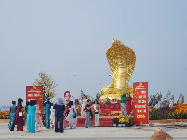 Linh vật rắn miền T&acirc;y: Mỗi nơi mỗi vẻ, từ dễ thương đến uy nghi&ecirc;m- Ảnh 7.