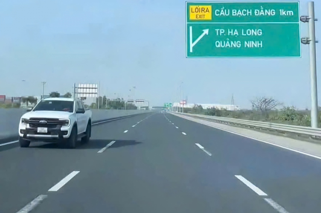 Nữ t&agrave;i xế &ocirc; t&ocirc; đi ngược chiều tr&ecirc;n cao tốc H&agrave; Nội - Hải Ph&ograve;ng tường tr&igrave;nh g&igrave;?- Ảnh 1.
