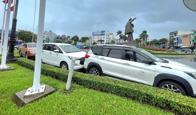 Lo t&aacute;i diễn ngập lịch sử, người d&acirc;n Đ&agrave; Nẵng đưa &ocirc; t&ocirc; đến nơi cao r&aacute;o- Ảnh 1.
