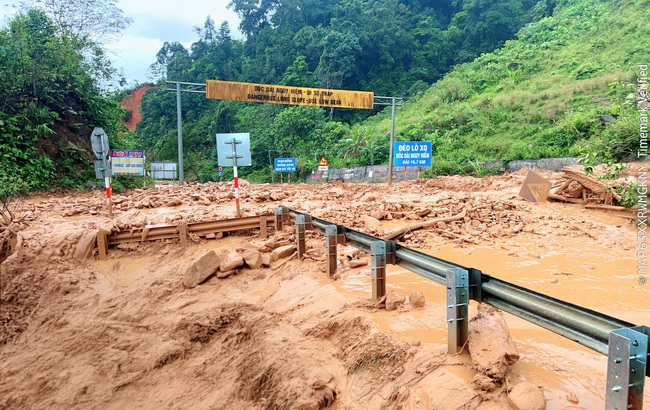 Dốc sức th&ocirc;ng h&agrave;ng chục điểm sạt lở tr&ecirc;n đường Hồ Ch&iacute; Minh- Ảnh 1.