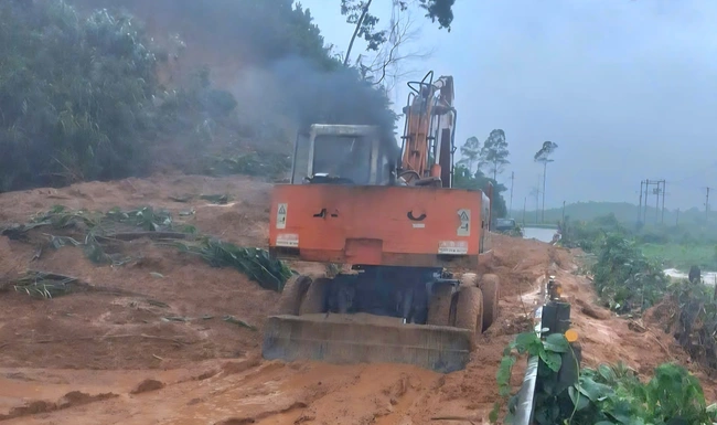 Dốc sức th&ocirc;ng h&agrave;ng chục điểm sạt lở tr&ecirc;n đường Hồ Ch&iacute; Minh- Ảnh 3.