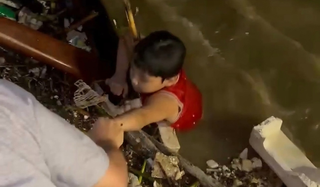 Nghẹt thở giải cứu b&eacute; trai bị lũ cuốn tr&ocirc;i tr&ecirc;n s&ocirc;ng H&agrave;n, dạt v&agrave;o ch&acirc;n cầu Rồng- Ảnh 1.