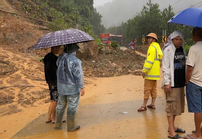 H&agrave;ng trăm &ocirc; t&ocirc; mắc kẹt do sạt lở đường Hồ Ch&iacute; Minh, Trường Sơn Đ&ocirc;ng- Ảnh 5.