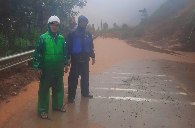 H&agrave;ng trăm &ocirc; t&ocirc; mắc kẹt do sạt lở đường Hồ Ch&iacute; Minh, Trường Sơn Đ&ocirc;ng- Ảnh 2.