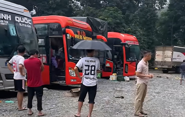 H&agrave;ng trăm &ocirc; t&ocirc; mắc kẹt do sạt lở đường Hồ Ch&iacute; Minh, Trường Sơn Đ&ocirc;ng- Ảnh 3.
