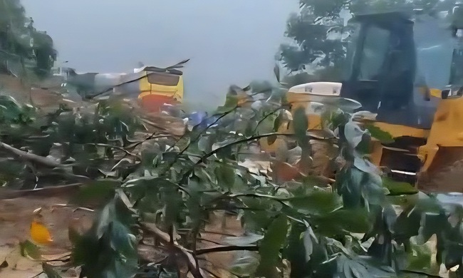 H&agrave;ng trăm &ocirc; t&ocirc; mắc kẹt do sạt lở đường Hồ Ch&iacute; Minh, Trường Sơn Đ&ocirc;ng- Ảnh 1.