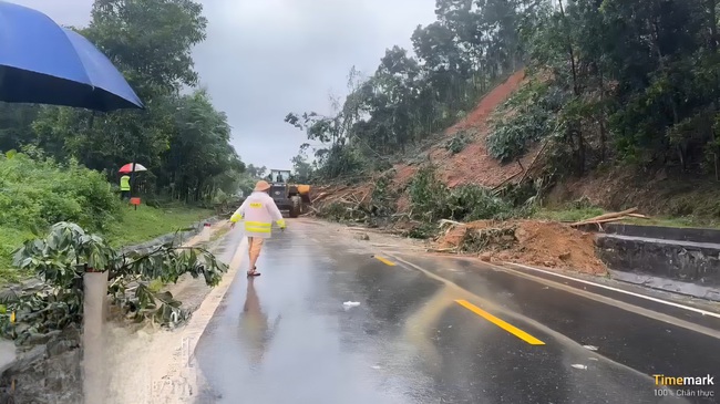 H&agrave;ng trăm &ocirc; t&ocirc; mắc kẹt do sạt lở đường Hồ Ch&iacute; Minh, Trường Sơn Đ&ocirc;ng- Ảnh 4.