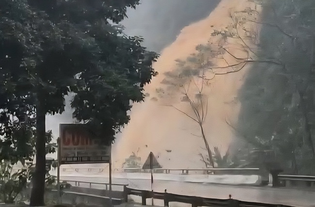 H&agrave;ng trăm &ocirc; t&ocirc; mắc kẹt do sạt lở đường Hồ Ch&iacute; Minh, Trường Sơn Đ&ocirc;ng- Ảnh 6.