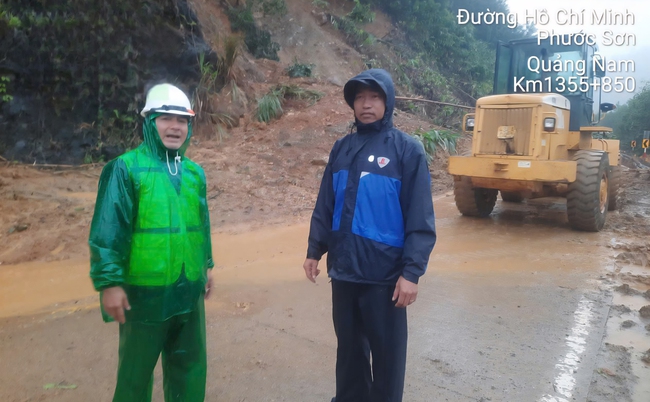 H&agrave;ng trăm &ocirc; t&ocirc; mắc kẹt do sạt lở đường Hồ Ch&iacute; Minh, Trường Sơn Đ&ocirc;ng- Ảnh 7.