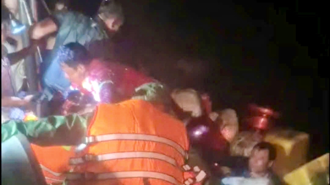 Kịp thời cứu 13 ngư d&acirc;n ch&igrave;m t&agrave;u tr&ecirc;n biển C&agrave; Mau- Ảnh 1.