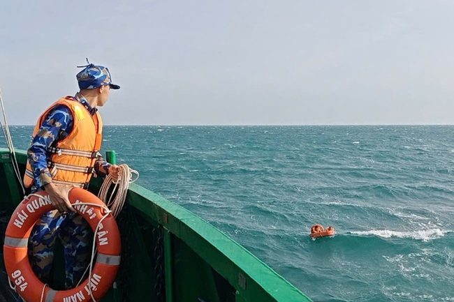 V&ugrave;ng 5 Hải qu&acirc;n kịp thời cứu hai thuyền vi&ecirc;n gặp nạn tr&ecirc;n biển T&acirc;y Nam- Ảnh 1.