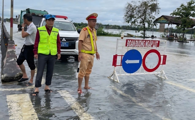 Nhiều tuyến đường qua miền Trung t&aacute;i sạt lở, quốc lộ 1A ngập trở lại- Ảnh 6.