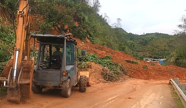 Nhiều tuyến đường qua miền Trung t&aacute;i sạt lở, quốc lộ 1A ngập trở lại- Ảnh 1.